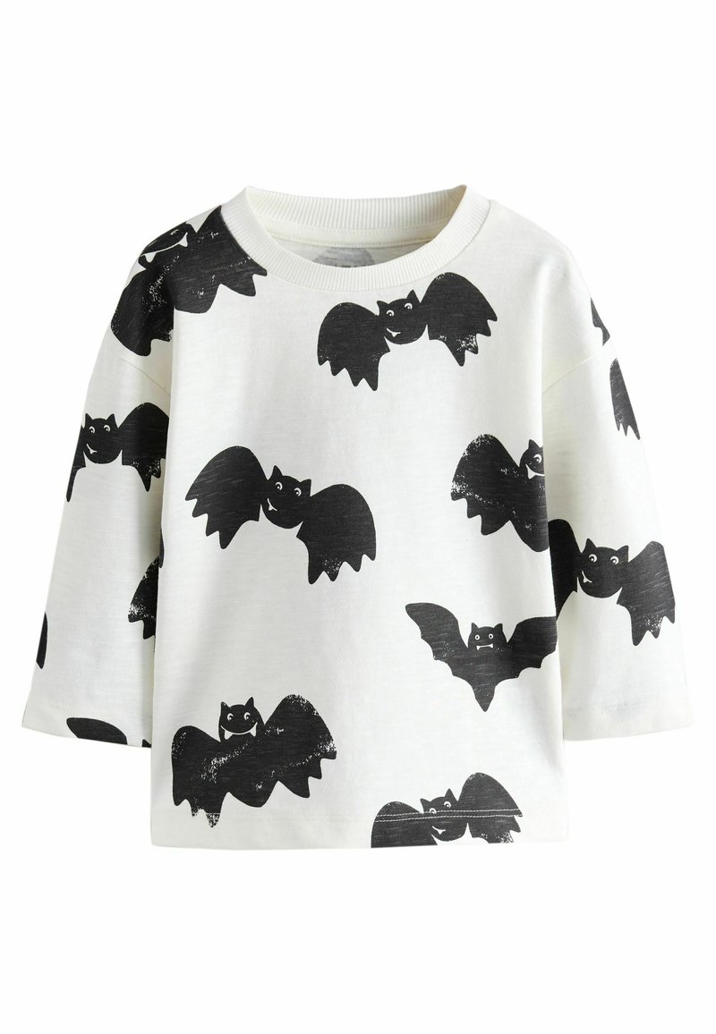 Camisa de manga larga blanca con un diseño repetido de murciélagos negros. La tela tiene una textura suave y un cuello redondo con costuras visibles.