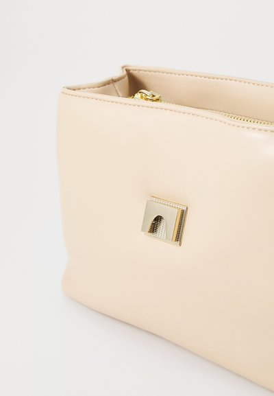 Borsa in pelle beige con forma rettangolare, dotata di una chiusura a scatto in tonalità oro texturizzato e chiusura con zip. Esterno liscio senza motivi visibili.