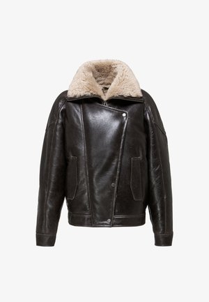 Veste en cuir noir avec un large col en shearling beige, fermeture éclair asymétrique, deux poches avant et poignets ajustés. Texture lisse et design classique.
