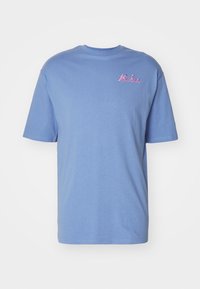 Světle modré bavlněné tričko s krátkými rukávy. Na levé hrudi se nachází růžová vyšitá logo "New Era". Standardní kulatý výstřih.