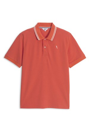 Korte mouwen roestkleurig oranje poloshirt met een knoopsluiting met twee knopen, witte gestreepte kraag en een klein wit logo op de linkerborst.