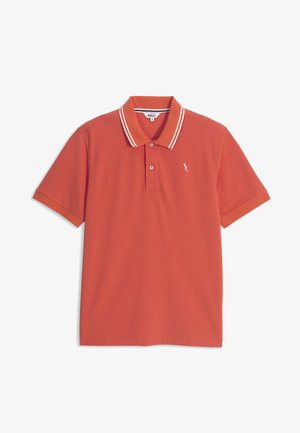 Korte mouwen roestkleurig oranje poloshirt met een knoopsluiting met twee knopen, witte gestreepte kraag en een klein wit logo op de linkerborst.