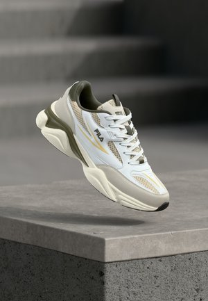 Biało-oliwkowy sneaker z siateczkowym wzorem, kremową podeszwą, teksturowanymi akcentami i subtelnym logo. Posiada zaokrąglony nosek i amortyzowaną podeszwę.