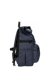 Mochila de color azul marino con un diseño de doble enrollado, respaldo acolchado, correas ajustables, bolsillos frontales y un compartimento lateral con cremallera para almacenamiento.