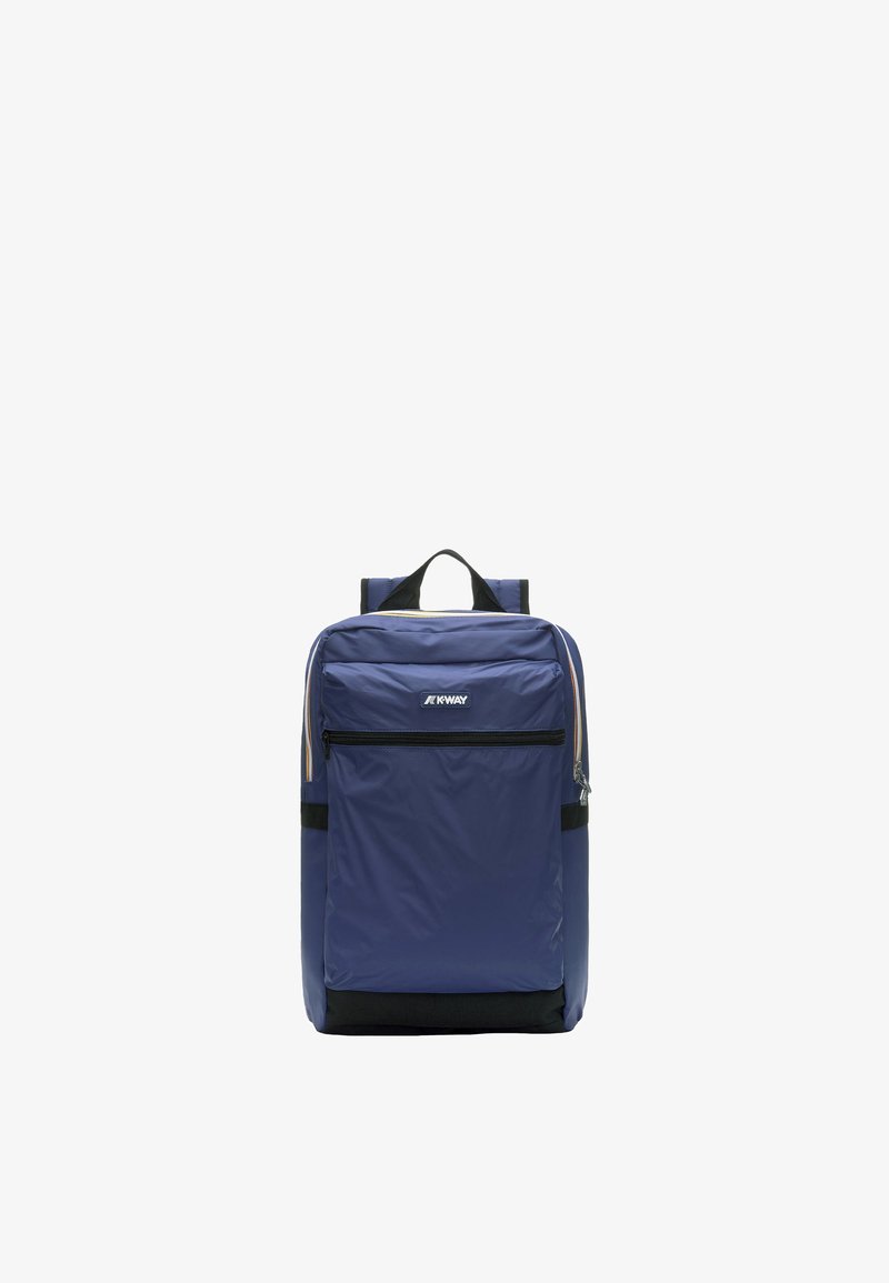 Zaino in nylon blu navy con tasca frontale con zip, due spallacci, manico superiore e dettagli neri nella parte inferiore per una maggiore durata.