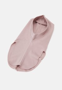 Maglione per cani di colore rosa chiaro in tessuto con design a V e orlo curvo. Texture morbida, maniche aderenti e dettagli di cucitura lungo i bordi.