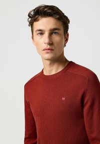 Wrangler REGULAR FIT - Strickpullover - fired brick