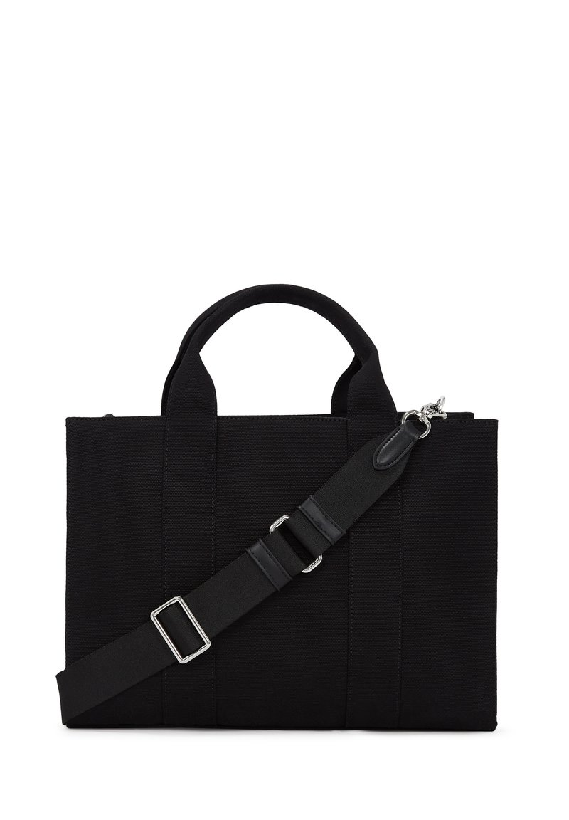 Sac en toile noir avec poignées supérieures doubles, bandoulière amovible et accents en métal argenté. Comprend des panneaux cousus verticalement pour ajouter de la texture.
