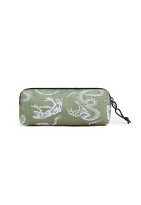 Astuccio verde in tessuto con chiusura a zip. Presenta disegni stampati bianchi di conchiglie e creature. Superficie testurizzata con un cordino nero.