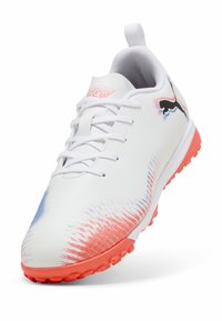 Weißer Sportschuh mit strukturierten Oberflächen, mit orangen Akzenten an der Sohle. Das Design umfasst blau-rosa Farbverlauf-Elemente.
