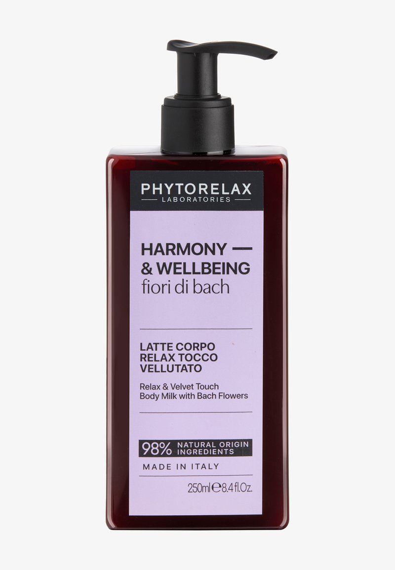 Lait corporel Phytorelax Harmony & Wellbeing, flacon pompe rouge foncé de 250 ml, contient 98 % d'ingrédients naturels, fabriqué en Italie.