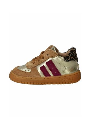 Lage kindersneaker met bruin suède, metalen gouden panelen, paarse strepen, luipaardprint hielkraag en rubberen zool.