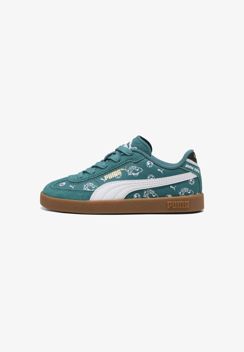 Baskets Puma bleu sarcelle avec une bande latérale blanche, une semelle brune, et des motifs de panthère de dessin animé et de ballon de football, étiquetées "Super Puma" sur la languette du talon.