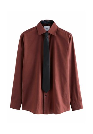 Burgundi pikka varrukaga särk musta lipsuga. Omab mustrit sisaldavat sisekraed ja nööbilahtust. Valmistatud tekstureeritud kangast.