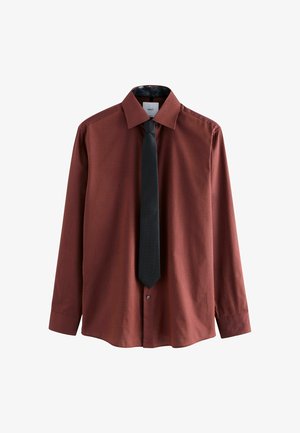 Cămașă lungă burgundy cu cravată neagră. Prezintă un guler interior cu model și închidere cu nasturi. Fabricată dintr-un material texturat.