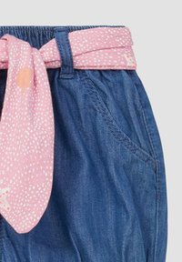 Denim rok met een tailleband van roze stof met witte stippen, een elastische tailleband en zijzakken.