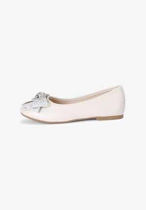 Witte leren ballerina met een ronde neus, versierd met een zilveren strik van rhinestones en een subtiele beige rubberen zool.