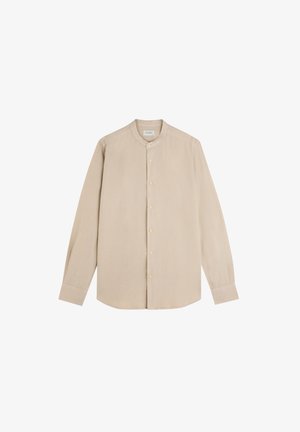 Camisa beige de manga larga con botones, cuello mandarín y puños, mostrada extendida sobre un fondo blanco.