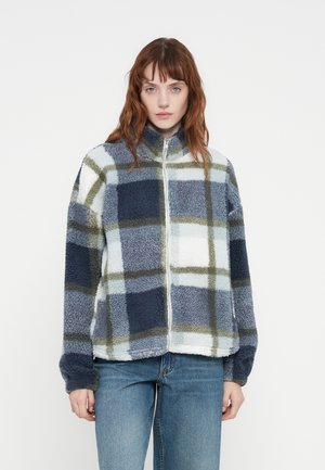 Veste en polaire avec un col montant, présentant un motif à carreaux bleu, blanc et olive. Elle est dotée d'une fermeture éclair devant et de manches longues.