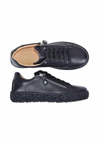 Baskets basses en cuir noir avec semelle texturée, fermeture éclair latérale et lacets noirs, vues de dessus et de côté.