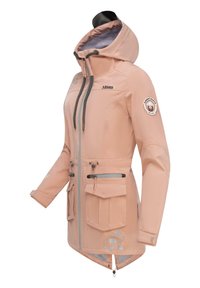 Giacca rosa impermeabile con cappuccio aderente, zip frontale, due grandi tasche anteriori e dettagli riflettenti. Realizzata in tessuto liscio e resistente.