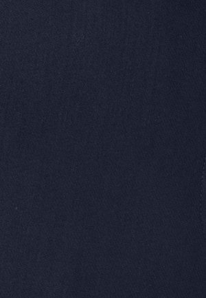 Tela azul marino con una textura suave y un patrón de tejido sutil, que presenta un borde limpio y sin herrajes ni adornos visibles.