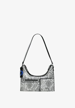 Borsa a tracolla in stampa serpente bianca e nera con una silhouette curvilinea, dotata di tasca con zip, tracolla nera e un accento blu.