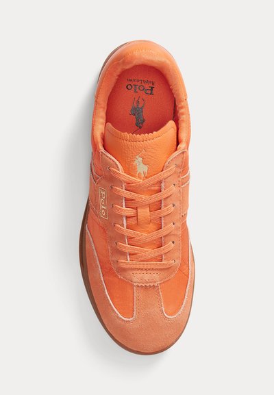 Oranžen čevelj Polo Ralph Lauren s čipkami, iz antilope in usnjenih panelov ter logotipom Polo na jezikcu in strani, pogled od zgoraj na belem ozadju.