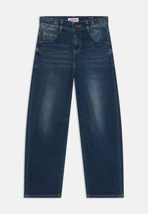Jean baggy bleu foncé avec poches avant et arrière, fermeture par bouton et zip, et détails légèrement délavés sur les cuisses et les genoux.