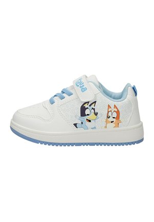Weißer und blauer Kindersneaker mit Klettverschluss, hellblauen Schnürsenkeln und Cartoon-Hundemotiven auf der Seitenwand.