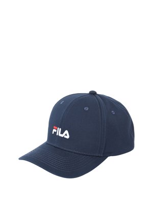 Casquette de baseball FILA bleu marine avec visière incurvée et logo brodé en blanc et rouge sur le panneau avant.