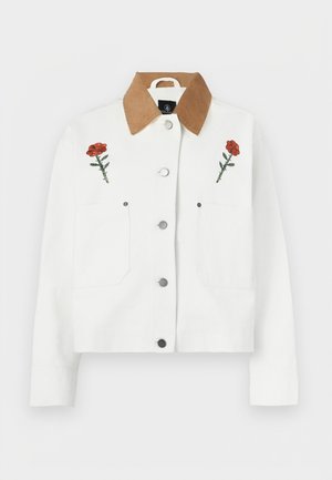 Λευκό κοντό μπουφάν με καφέ γιακά από κορντόρι, με κεντητά κόκκινα τριαντάφυλλα σε κάθε πλευρά και ασημένια κουμπιά τύπου κλιπ.