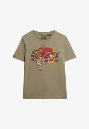 Khaki T-shirt med korte ærmer, broderet med en tiger, bambusblade og en rød cirkulær baggrund, med teksten "Real Superdry."