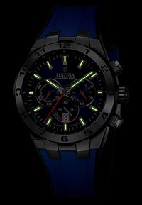 Montre Festina Chrono Bike avec un boîtier en métal noir, un bracelet en caoutchouc bleu, un cadran noir, des marqueurs lumineux verts et des accents rouges. Comprend des fonctionnalités de chronographe.