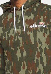 Bluza z kapturem w kamuflażowym wzorze w odcieniach zieleni i brązu, z białymi sznurkami, przednią kieszenią i haftowanym logo "ellesse".