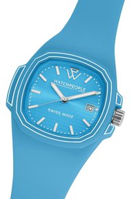 Reloj de silicona azul con una esfera octagonal, dial azul texturizado, manecillas de horas y minutos plateadas, y visualización de la fecha a las 3 en punto. Fabricado en Suiza.