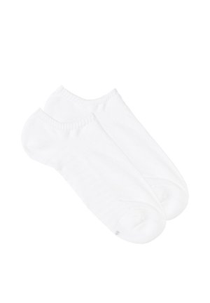 Chaussettes blanches de cheville en tissu doux et extensible, avec des poignets côtelés et une texture lisse. Pas de motifs ni d'accents supplémentaires.