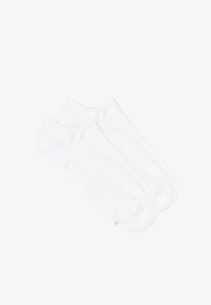 Witte enkelsokken van zachte, rekbare stof met ribbelboorden en een gladde textuur. Geen patronen of extra accenten.