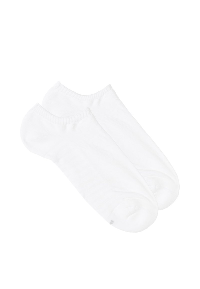 Weiße Knöchelsocken aus weichem, dehnbarem Stoff mit gerippten Bündchen und einer glatten Textur. Keine Muster oder zusätzlichen Akzente.