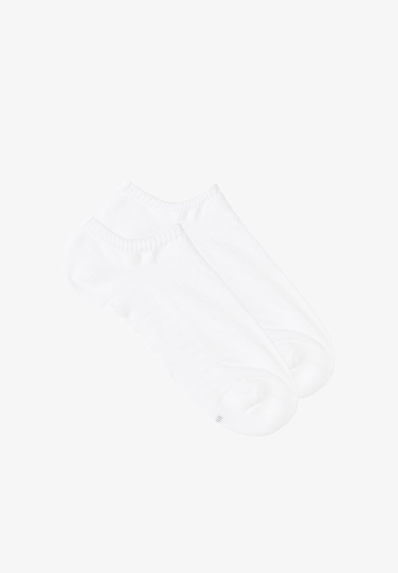 Witte enkelsokken van zachte, rekbare stof met ribbelboorden en een gladde textuur. Geen patronen of extra accenten.