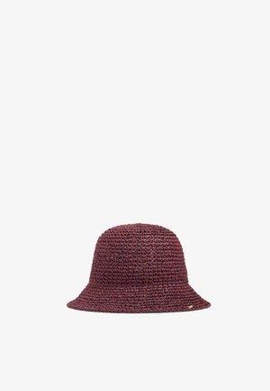 Ciemnoczerwony pleciony kapelusz typu bucket z małą złotą metką na rondzie, przedstawiony na białym tle.