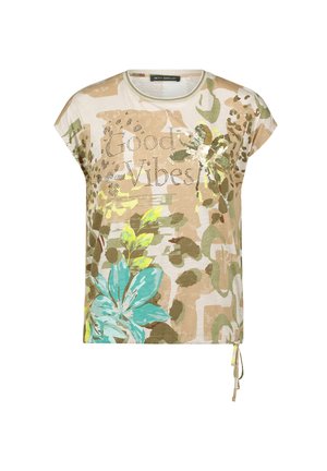Kortærmet beige og grøn bluse med blomsterprint, tekst "Good Vibes" og palietdrageflue, rund hals og snøre-detalje i siden.