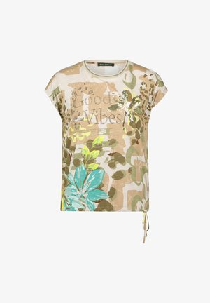 Haut à manches courtes beige avec imprimé floral vert, texte « Good Vibes » et libellule en sequins, col rond et cordon de serrage latéral.