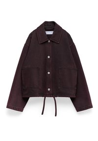 Mörk vinröd denimjacka med bred krage, knappstängning, två framfickor, långa ärmar och justerbara dragsnören vid fållen.