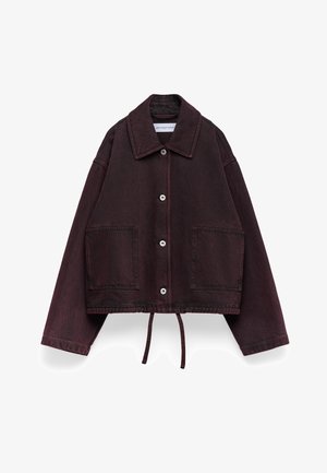 Giacca in denim color bordeaux scuro con ampio colletto, chiusura a bottoni, due tasche anteriori, maniche lunghe e lacci regolabili all'orlo.