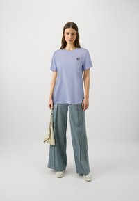 KARL LAGERFELD OVERSIZED IKON PATCH - Základné tričko - sweet lavender