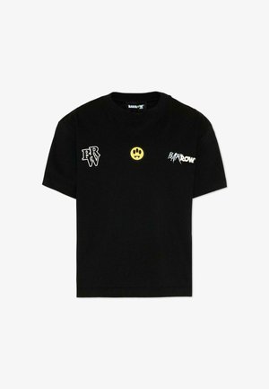 Zwart T-shirt met korte mouwen, met witte "BRW" en "Barrow" logo's en een gele vampier smiley in het midden vooraan.