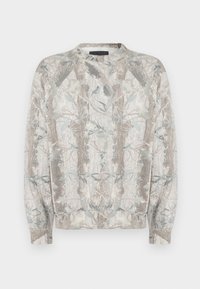 Πουλόβερ με στρογγυλή λαιμόκοψη, με ανοιχτό γκρι βάση και σχέδιο εμπνευσμένο από τη φύση με δέντρα και φύλλα σε απαλούς πράσινους και καφέ τόνους.