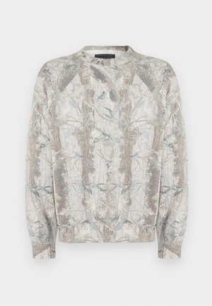 Tröja med rund halsringning, med en ljusgrå bas och ett naturinspirerat tryck av träd och löv i dämpade gröna och bruna toner.