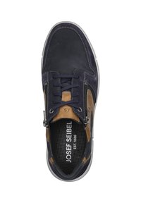 Námořnické kožené boty s hnědými akcenty, se šněrováním a zipem. Obsahují texturovanou stélku a šedou gumovou podešev s brandingem.